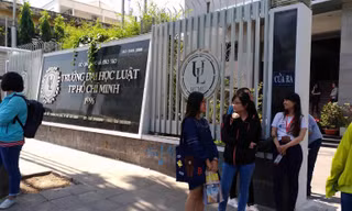Hiệu trưởng nói không 'nặng tay' khi đình chỉ học nữ sinh mang giáo trình photo