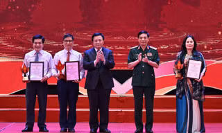 Trao giải cuộc thi viết 'Bảo vệ nền tảng tư tưởng của Đảng trong tình hình mới'