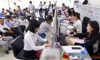 Cán bộ bị kỷ luật cách chức không được xét nâng bậc lương trong 12 tháng