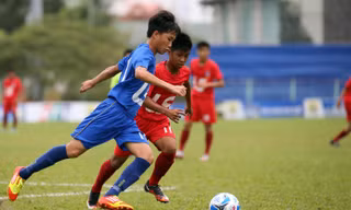 Ở trận khai mạc, An Giang (áo xanh) đã giành chiến thắng 3-1 trước TP.HCM.