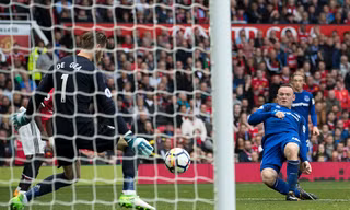 Trong ngày tiền đạo Wayne Rooney trở lại Old Trafford, Everton đã phải nhận kết cục buồn khi để M.U vùi dập bằng 4 bàn không gỡ. 
