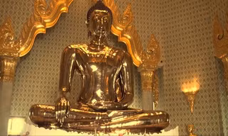 Pho tượng Phật bằng vàng từng ẩn dưới lớp vỏ thạch cao suốt hàng trăm năm. Ảnh: YouTube.