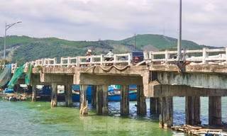 Cầu Thạnh Ðức đã xuống cấp hư hỏng nghiêm trọng. Ảnh: Nguyễn Ngọc 
