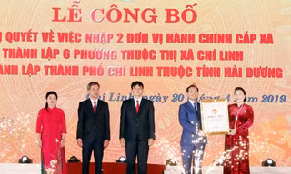Chủ tịch Quốc hội Nguyễn Thị Kim Ngân trao Nghị quyết thành lập thành phố Chí Linh cho lãnh đạo thành phố. (Ảnh: Trọng Đức/TTXVN)