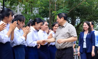 Thủ tướng Phạm Minh Chính thăm trường Phổ thông Dân tộc nội trú THPT An Giang