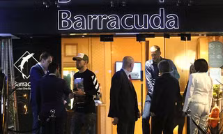 Aaron Ramsey và Per Mertesacker rời khỏi sòng bạc Barracuda lúc nửa đêm