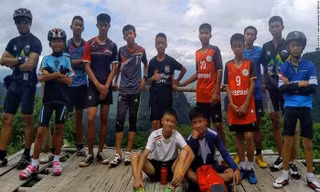 2 cầu thủ và huấn luyện viên đội Wild Boar trước khi mất tích. Ảnh: Facebook