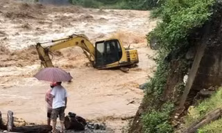 Kinh hãi cảnh mưa lũ đổ về Yên Bái, nhấn chìm ô tô, máy xúc