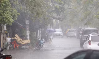 Người Hà Nội sung sướng đón cơn mưa 'giải nhiệt'