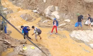 Thầy cô gùi lương thực, men đường rừng, vực sâu hun hút đến trường sau lũ quét