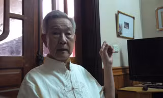 Cụ Hà Thể Mậu kể lại câu chuyện về lần đầu tiên lá cờ đỏ sao vàng tung bay trên núi Nghĩa Lĩnh vào ngày Giỗ Tổ.