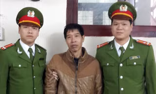 Công an thành phố Móng Cái dẫn giải đối tượng truy nã Trương Văn Hà. Ảnh: CAND