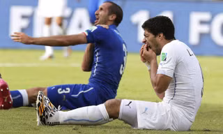 Suarez đã cắn 8 người, chứ không chỉ có 3