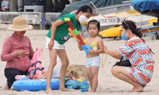 Bãi biển Nha Trang vẫn đông đúc du khách ngày cuối nghỉ lễ