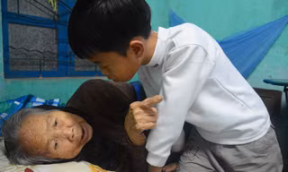 Bác sĩ lý giải cụ bà 90 bất ngờ ngồi dậy lúc gia đình lo hậu sự
