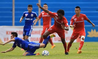 B.Bình Dương (áo xanh) đã trở thành nhà vô địch của V.League 2015 ngay từ vòng đấu chiều nay. Ảnh: Zing