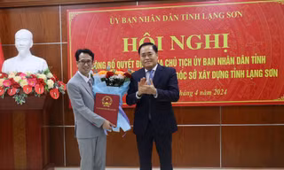 Ông Nguyễn Duy Đông nhận hoa, quyết định bổ nhiệm. Ảnh: Duy Chiến 