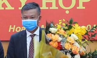 Ông Đàm Tiến Thắng (cầm hoa) được bầu giữ chức Phó Chủ tịch UBND quận Hoàng Mai. Ảnh: Hiền Thu