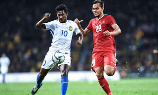 U22 Malaysia (áo trắng) giành vé vào chơi trận chung kết.