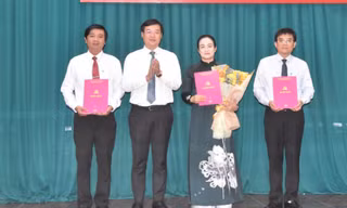Đồng chí Lê Quốc Phong trao quyết định chỉ định đồng chí Nguyễn Hải Trâm giữ chức Bí thư Đảng ủy các cơ quan Đảng tỉnh Đồng Tháp và các Phó Bí thư Đảng ủy.
