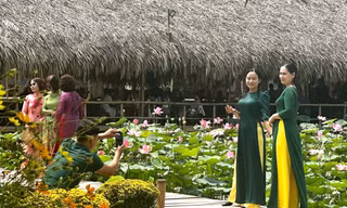 Đầm sen nở sớm ở Khánh Hòa, hàng trăm 'nàng thơ' xúng xính áo dài chụp ảnh