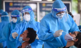 'Omicron tàng hình' đang lây lan mạnh ở Hà Nội, TPHCM nguy hiểm như thế nào? 