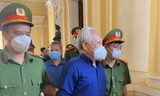 Dẫn giải bị cáo Phùng Ngọc Khánh sau phiên tòa ngày 17/3. Ảnh: PV