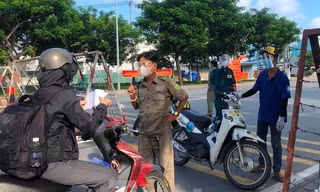 Người dân bỡ ngỡ trong ngày đầu chốt chặn phòng dịch COVID-19