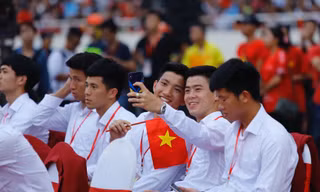 Dàn cầu thủ Olympic Việt Nam bảnh bao trong lễ mừng công