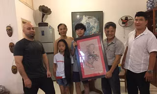 Pierre Francois Flores tặng võ sư Bảo Châu bức tranh "Mãnh Hổ"
