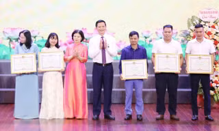 Phóng viên báo Tiền Phong thường trú Bắc Ninh (áo xanh) và các phóng viên báo chí Trung ương nhận Bằng khen của Chủ tịch UBND tỉnh Bắc Ninh.