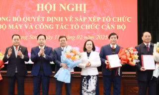 Lãnh đạo tỉnh Lạng Sơn trao quyết định cho tân Trưởng ban Tuyên giáo và Dân vận Tỉnh ủy (giữa) và 2 lãnh đạo Ban Tuyên giáo tỉnh ủy nghỉ hưu. 