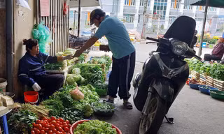 Cơ quan chức năng có nhiều giải pháp ngăn giá hàng hóa “té nước theo mưa” khi lương tăng. Trong ảnh, người dân mua hàng hóa tại chợ truyền thống ở Hà Nội