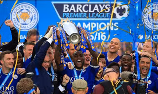 Các cầu thủ Leicester City nhận Cúp vô địch giải Ngoại hạng Anh.