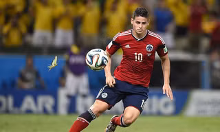 'Yêu' James Rodriguez, côn trùng đeo bám ngay trên sân