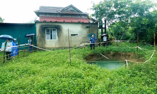 'Hố tử thần' sâu 12m bất ngờ xuất hiện trong vườn nhà dân ở Quảng Bình 