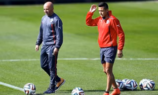 HLV Jorge Sampaoli (trái) rất tức giận khi nhiều khả năng Brazil đã "đọc vị" được những tính toán chiến thuật trước trận chiến sống còn.