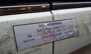 Nhiều xe ôtô dừng đỗ trái phép trên phố cổ bị công an phường Hàng Đào, Hoàn Kiếm niêm phong và cẩu về bãi. 