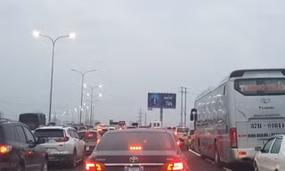Ùn tắc nghiêm trọng trên cao tốc Cầu Giẽ - Pháp Vân chiều cuối năm