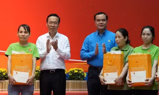 Chủ tịch nước Võ Văn Thưởng tặng quà người lao động