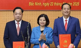 Phó Bí thư Thường trực Tỉnh ủy, Chủ tịch HĐND tỉnh Bắc Ninh Nguyễn Hương Giang trao quyết định cho ông Lương Duy Thiệu và ông Nguyễn Văn Tuyên.