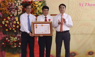 Thành phố Vị Thanh đón nhận Huân chương Độc lập hạng Ba