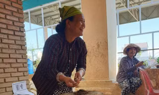 Phụ nữ Chăm làm gốm hoàn toàn bằng tay và đi giật lùi để tạo hình 
