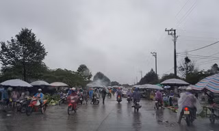 Chợ vẫn họp và đông người mua bán.