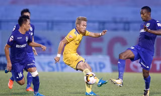 Tiền vệ Trần Phi Sơn (giữa).