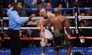 Mục kích Mayweather đấm McGregor sấp mặt ở trận chiến tỷ đô