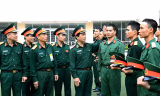  Trung tướng Nguyễn Quốc Khánh kiểm tra việc cắt tóc tại Lữ đoàn 144 (Bộ Tổng tham mưu).