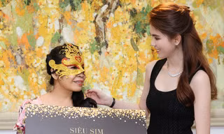 Ngọc Trinh và người thắng cuộc trong phiên đấu giá đầu tiên.