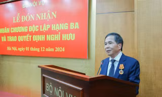 Thứ trưởng Bộ Nội vụ và một trung tướng quân đội nghỉ hưu