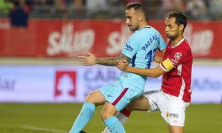 Paco Alcacer (áo xanh) có bàn đầu tiên cho Barca mùa này. 